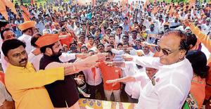 Convenors of Maharashtra Kranti Sena taking pledge in the city on Thursday(HT/PHOTO) Convenors of Maharashtra Kranti Sena taking pledge in the city on Thursday(HT/PHOTO)