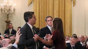 A White House intern reaches for and tries to take away the microphone held by CNN correspondent Jim Acosta as he questions U.S. President Donald Trump during a news conference at the White House in Washington, U.S., November 7, 2018.(Reuters Photo) A White House intern reaches for and tries to take away the microphone held by CNN correspondent Jim Acosta as he questions U.S. President Donald Trump during a news conference at the White House in Washington, U.S., November 7, 2018.(Reuters Photo)