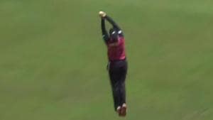 Hayley Jensen of New Zealand took a magnificent catch to get rid of Smriti Madhana.(Twitter) Hayley Jensen of New Zealand took a magnificent catch to get rid of Smriti Madhana.(Twitter)