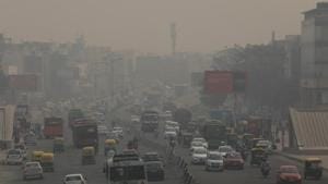More than 450 heavy and medium goods vehicles were sent back from Delhi borders due to a three-day ban on their entry till Sunday.(REUTERS) More than 450 heavy and medium goods vehicles were sent back from Delhi borders due to a three-day ban on their entry till Sunday.(REUTERS)