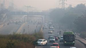 Vehicles travel along a road shrouded in smog in Delhi.(Bloomberg) Vehicles travel along a road shrouded in smog in Delhi.(Bloomberg)