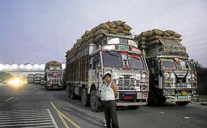 This truck ban led to slow vehicular movement near Film City in Sector 16A, Noida, as the left exit to get on to the flyway was jammed(Sunil Gjosh/ HT Photo) This truck ban led to slow vehicular movement near Film City in Sector 16A, Noida, as the left exit to get on to the flyway was jammed(Sunil Gjosh/ HT Photo)
