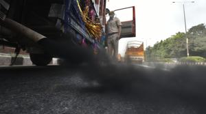 Delhi transport department enforcement checking medium and light goods vehicles at Ring Road in New Delhi.(HT Photo) Delhi transport department enforcement checking medium and light goods vehicles at Ring Road in New Delhi.(HT Photo)