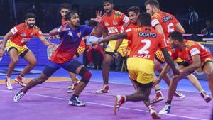 Dabang Delhi and Haryana Steelers were victorious in the Pro Kabaddi League 2018 on Sunday.(AP) Dabang Delhi and Haryana Steelers were victorious in the Pro Kabaddi League 2018 on Sunday.(AP)