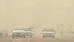 Commuters drive through heavy smog in New Delhi as the pollution level entered 'severe-plus emergency' category.(AP) Commuters drive through heavy smog in New Delhi as the pollution level entered 'severe-plus emergency' category.(AP)