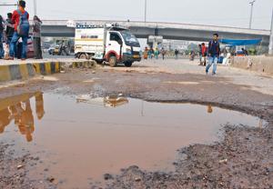 Potholed road near Subhash Chowk, in Gurugram, India, on Saturday, November 10, 2018(Yogendra Kumar/HT PHOTO) Potholed road near Subhash Chowk, in Gurugram, India, on Saturday, November 10, 2018(Yogendra Kumar/HT PHOTO)