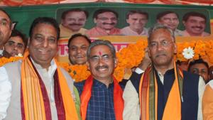 Chief minister Trivendra Singh Rawat (third from right) with party workers before addressing a public meeting at the Brahmapuri colony in Dehradun on Sunday. Rawat addressed several public meetings while launching the BJP’s campaign for the November 18 civic polls.(HT Photo) Chief minister Trivendra Singh Rawat (third from right) with party workers before addressing a public meeting at the Brahmapuri colony in Dehradun on Sunday. Rawat addressed several public meetings while launching the BJP’s campaign for the November 18 civic polls.(HT Photo)