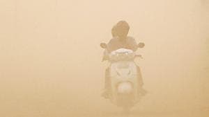 Commuters on their way through heavy dust which connects National Highway 248A to Teekli at sector 68, near Badshahpur, in Gurugram, on Sunday, November 11, 2018.(Yogendra Kumar/HT PHOTO) Commuters on their way through heavy dust which connects National Highway 248A to Teekli at sector 68, near Badshahpur, in Gurugram, on Sunday, November 11, 2018.(Yogendra Kumar/HT PHOTO)