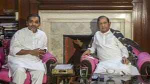 Union minister and Rashtriya Lok Samta Party (RLSP) chief Upendra Kushwaha meets with expelled JD(U) leader Sharad Yadav in New Delhi on November 12.(PTI Photo) Union minister and Rashtriya Lok Samta Party (RLSP) chief Upendra Kushwaha meets with expelled JD(U) leader Sharad Yadav in New Delhi on November 12.(PTI Photo)