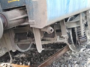 A bogie of the Howrah-Puri Dhauli Express derailed near Panskura station in West Bengal.(HT Photo) A bogie of the Howrah-Puri Dhauli Express derailed near Panskura station in West Bengal.(HT Photo)
