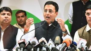 Congress spokesperson Randeep Surjewala addresses a press conference at state party office in Jaipur, Monday, November 12, 2018.(HT Photo)