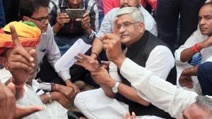 Supporters of sitting BJP MLA BHagirath Choudhary who has been denied ticket in the first list of candidates for the assembly electins, register protest with BJP’s Rajasthan election management committee convenor Gajendra Singh Shekhaw(IN BLACK JACKET) in Jaipur, India on Monday, 12 November 2018.(HT Photo)