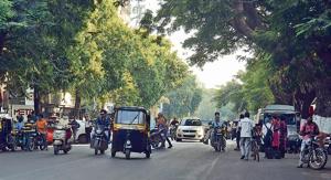 The busy Mahatma Gandhi road comes under Pune cantonment area. Residents feel that citizens should be proud of the cantonment areas. Besides, Southern Command is the most prestigious institute of the country.(Ravindra Joshi/HT PHOTO) The busy Mahatma Gandhi road comes under Pune cantonment area. Residents feel that citizens should be proud of the cantonment areas. Besides, Southern Command is the most prestigious institute of the country.(Ravindra Joshi/HT PHOTO)