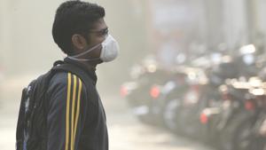 Pollution levels in Delhi came down to ‘very poor’ levels on Monday after hovering in the ‘severe’ zone over the past three days.(Biplov Bhuyan/HT Photo) Pollution levels in Delhi came down to ‘very poor’ levels on Monday after hovering in the ‘severe’ zone over the past three days.(Biplov Bhuyan/HT Photo)