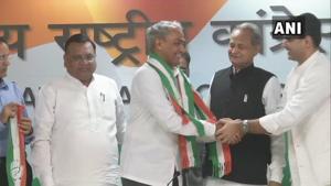 Dausa BJP MP Harish Chandra Meena with former Rajasthan chief minister Ashok Gehlot and Rajasthan Pradesh Congress Committee chief Sachin Pilot.(ANI/Twitter)