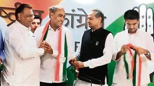 (From left) Congress general secretary Avinash Pande welcomes Dausa BJP MP Harish Chandra Meena into party. Senior party leaders Ashok Gehlot and Sachin Pilot look on.(HT photo)