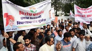 People from Fulera protest against an assembly ticket aspirant, outside the residence of leader of opposition Rameshwar Dudi in Jaiupr(HT Photo)
