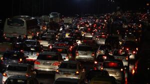 Experts said the idea of a blanket ban on all private non-CNG vehicles was “impractical” and a “scary proposition” for Gurugram, which lacks a robust public transport system.(Yogendra Kumar/HT File) Experts said the idea of a blanket ban on all private non-CNG vehicles was “impractical” and a “scary proposition” for Gurugram, which lacks a robust public transport system.(Yogendra Kumar/HT File)