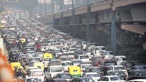 Data with transport department suggests that out of the 33 lakh private vehicles in Delhi, only 4.5 lakh run on CNG.(Mohd Zakir/HT PHOTO) Data with transport department suggests that out of the 33 lakh private vehicles in Delhi, only 4.5 lakh run on CNG.(Mohd Zakir/HT PHOTO)