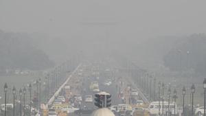 Even as Delhi’s annual winter pollution crisis has made residents aware of the harmful PM10 and the dangerous PM2.5 particulate matter, the tiniest and deadliest of these pollutants, PM1, shot up at least 12 times this November than what it is on the cleanest monsoon days, according to scientists monitoring air quality in the national capital.(HT PHOTO)