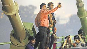 Commuters take selfie and pictures at the Signature Bridge in New Delhi, on Saturday, November 10, 2018.(Mohd Zakir/HT PHOTO)