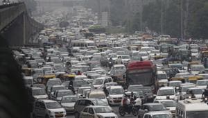 Vehicles stuck in a traffic jam on National Highway 48, Shankar Chowk, in Gurugram. Experts say a ban on non-CNG vehicles in Dehi will require the district administration to make a comprehensive plan to ease the pressure on a city’s mobility networks.(Yogendra Kumar/HT PHOTO) Vehicles stuck in a traffic jam on National Highway 48, Shankar Chowk, in Gurugram. Experts say a ban on non-CNG vehicles in Dehi will require the district administration to make a comprehensive plan to ease the pressure on a city’s mobility networks.(Yogendra Kumar/HT PHOTO)