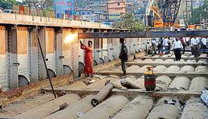 Preparations were underway on Saturday for dismantling of the 104-year-old Patri Pool bridge in Kalyan.(HT photo) Preparations were underway on Saturday for dismantling of the 104-year-old Patri Pool bridge in Kalyan.(HT photo)