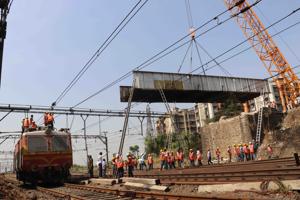 The authorities had announced a six-hour power and traffic block at Kalyan railway station from 9.30am to 3.30pm for the demolition work.(Rishikesh Choudhary) The authorities had announced a six-hour power and traffic block at Kalyan railway station from 9.30am to 3.30pm for the demolition work.(Rishikesh Choudhary)