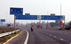 An HT team visited the KMP expressway a week before its inauguration on November 18.(Yogendra Kumar/HT PHOTO) An HT team visited the KMP expressway a week before its inauguration on November 18.(Yogendra Kumar/HT PHOTO)