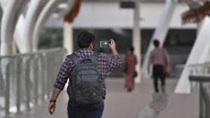 A youngster clicks selfie at the Skywalk at ITO, in New Delhi.(Sanjeev Verma/HT PHOTO) A youngster clicks selfie at the Skywalk at ITO, in New Delhi.(Sanjeev Verma/HT PHOTO)