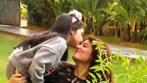 Twinkle Khanna gets a kiss from daughter Nitara.(Twitter) Twinkle Khanna gets a kiss from daughter Nitara.(Twitter)