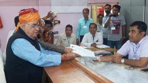 BJP MP Col Sonaram Choudhary filing nomination from Barmer assembly seat on Monday.(HT Photo) BJP MP Col Sonaram Choudhary filing nomination from Barmer assembly seat on Monday.(HT Photo)