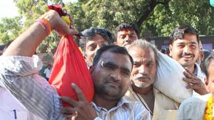 Samartha Ram (right) paid his security deposit sum of <span class='webrupee'>₹</span>10,000 in coins while filing his nomination papers for the upcoming assembly elections, in Barmer on Sunday.(HT Photo) Samartha Ram (right) paid his security deposit sum of <span class='webrupee'>₹</span>10,000 in coins while filing his nomination papers for the upcoming assembly elections, in Barmer on Sunday.(HT Photo)