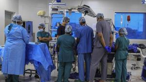 Apollo is digging deeper into India’s pool of domestically trained doctors, and developing detailed protocols to ensure smaller centers follow uniform practices.(Bloomberg) Apollo is digging deeper into India’s pool of domestically trained doctors, and developing detailed protocols to ensure smaller centers follow uniform practices.(Bloomberg)