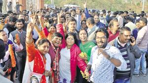 People celebrate outside the counting centre in Dehradun on Tuesday as results for 84 ULBs and 1,064 wards began to trickle in.(HT Photo) People celebrate outside the counting centre in Dehradun on Tuesday as results for 84 ULBs and 1,064 wards began to trickle in.(HT Photo)