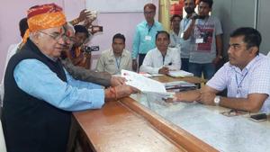 BJP MP Col Sonaram Choudhary filing nomination from Barmer on monday. photo-ht BJP MP Col Sonaram Choudhary filing nomination from Barmer on monday. photo-ht