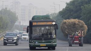Fifty airconditioned, CNG-run buses, being used for the city service between Noida and Greater Noida, would be employed as feeder bus services once the Metro Link is operational.(Sunil Ghosh / HT Photo) Fifty airconditioned, CNG-run buses, being used for the city service between Noida and Greater Noida, would be employed as feeder bus services once the Metro Link is operational.(Sunil Ghosh / HT Photo)