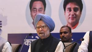 Former prime minister Manmohan Singh addresses a press conference, in Indore on November 21.(PTI Photo) Former prime minister Manmohan Singh addresses a press conference, in Indore on November 21.(PTI Photo)