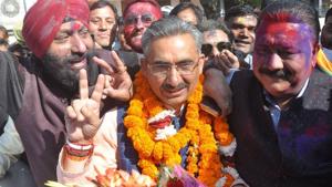 Newly elected Dehradun mayor Sunil Uniyal ‘Gama’ of the BJP is welcomed by his supporters at the party office in Dehradun on Wednesday.(HT Photo) Newly elected Dehradun mayor Sunil Uniyal ‘Gama’ of the BJP is welcomed by his supporters at the party office in Dehradun on Wednesday.(HT Photo)