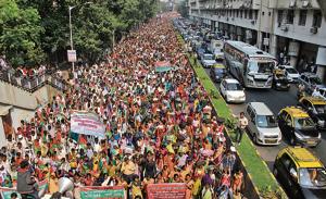 Farmers march towards Azad Maidan from Lalbaug on Thursday.(Bhushan Koyande/HT) Farmers march towards Azad Maidan from Lalbaug on Thursday.(Bhushan Koyande/HT)