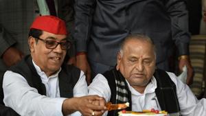 Lucknow: Samajwadi Party founder Mulayam Singh Yadav and National Vice-President of Samajwadi Party Kiranmoy Nanda cut a cake during Yadav's 80th birthday celebrations, in Lucknow, Thursday, Nov. 22, 2018. (PTI Photo/Nand Kumar)(PTI) Lucknow: Samajwadi Party founder Mulayam Singh Yadav and National Vice-President of Samajwadi Party Kiranmoy Nanda cut a cake during Yadav's 80th birthday celebrations, in Lucknow, Thursday, Nov. 22, 2018. (PTI Photo/Nand Kumar)(PTI)