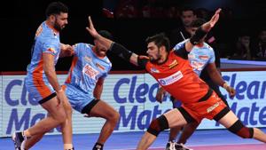 Bengal Warriors held their nerves to edge out Bengaluru Bulls 33-31 in a thrilling match of the Pro Kabaddi League.(HT Photo) Bengal Warriors held their nerves to edge out Bengaluru Bulls 33-31 in a thrilling match of the Pro Kabaddi League.(HT Photo)