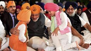 PM Narendra Modi interacts with children at a programme to celebrate Guru Nanak Dev Ji's birth anniversary, at the residence of Union minister Harsimrat Kaur in New Delhi on Friday, November 23, 2018.(PTI) PM Narendra Modi interacts with children at a programme to celebrate Guru Nanak Dev Ji's birth anniversary, at the residence of Union minister Harsimrat Kaur in New Delhi on Friday, November 23, 2018.(PTI)