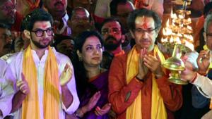 Shiv Sena chief Uddhav Thackeray, Yuva Sena chief Aditya Thackeray and Rashmi Thackeray offering prayers during Saryu aarti at a ghat in Ayodhya on Saturday, November 24, 2018.(PTI)