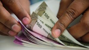 The rupee had rallied 77 paise to end at 70.69 against the US dollar, in lock-step with softening crude oil prices and foreign capital inflows.(Pradeep Gaur/Mint) The rupee had rallied 77 paise to end at 70.69 against the US dollar, in lock-step with softening crude oil prices and foreign capital inflows.(Pradeep Gaur/Mint)