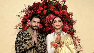 Ranveer Singh and Deepika Padukone greet the guests at their Bengaluru reception.(IANS) Ranveer Singh and Deepika Padukone greet the guests at their Bengaluru reception.(IANS)