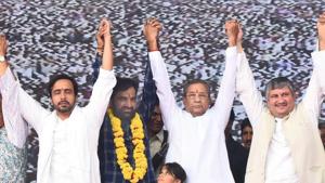 (Independent MLA and Jat leader Hanuman Beniwal (second from L) with MLA Ganshyam Tiwari (second from R) at a rally.(Prabhakar Sharma / HT Photo) (Independent MLA and Jat leader Hanuman Beniwal (second from L) with MLA Ganshyam Tiwari (second from R) at a rally.(Prabhakar Sharma / HT Photo)