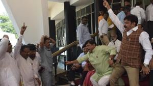MLAs from ruling and opposition parties protest for Maratha reservation at Vidhan Bhavan on Tuesday.(HT PHOTO) MLAs from ruling and opposition parties protest for Maratha reservation at Vidhan Bhavan on Tuesday.(HT PHOTO)