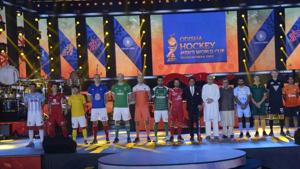 Bhubaneswar: Odisha Chief Minister Naveen Patnaik, actor Shah Rukh Khan, FIH President Narinder Batra, Indian captain Manpreet Singh with the captains of 15 countries participating in the Men's Hockey World Cup 2018(IANS) Bhubaneswar: Odisha Chief Minister Naveen Patnaik, actor Shah Rukh Khan, FIH President Narinder Batra, Indian captain Manpreet Singh with the captains of 15 countries participating in the Men's Hockey World Cup 2018(IANS)
