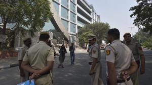 Police personnel keep vigil outside CBI headquarters in New Delhi.(Sanjeev Verma/HT file photo) Police personnel keep vigil outside CBI headquarters in New Delhi.(Sanjeev Verma/HT file photo)